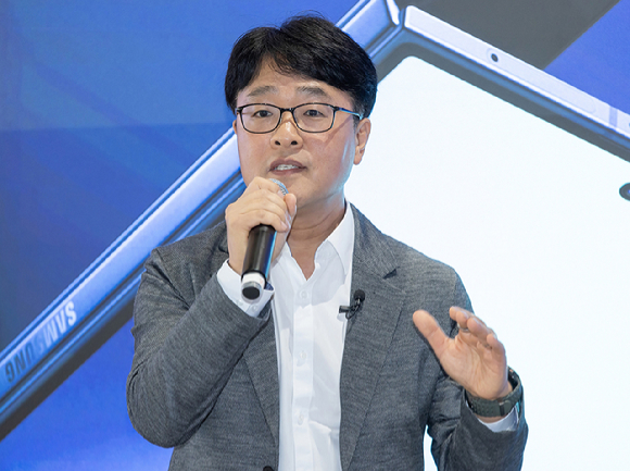 강민석 삼성전자 MX사업부 상무가 10일(현지시간) 미국 뉴욕 브로드웨이 500번지에 마련된 '갤럭시 익스피리언스 스페이스'에서 갤럭시Z 폴드7과 플립7의 하드웨어 혁신에 대해 소개하고 있다. [사진=삼성전자]