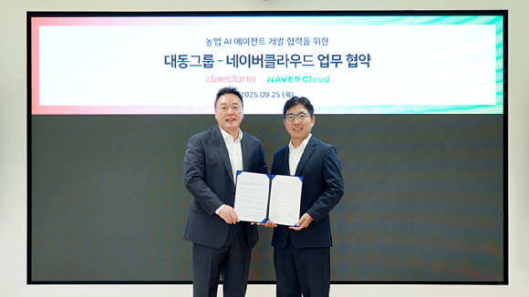 원유현 대동 대표이사(왼쪽)와 김유원 네이버클라우드 대표가 25일 성남시 분당구 네이버클라우드 그린팩토리 사옥에서 '농업 AX를 위한 소버린 AI 에이전트 사업협력 업무협약식'을 진행하고 있다. [사진=대동]