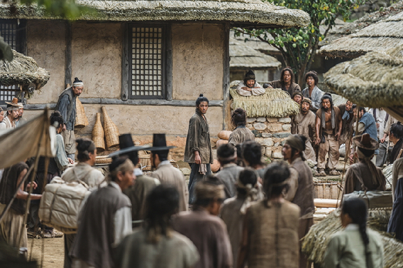 배우 로운이 디즈니+ 오리지널 '탁류'에서 열연하고 있다. [사진=월트디즈니 컴퍼니 코리아]