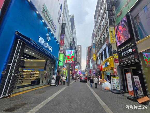 명동 거리 약국 사이에 올리브영이 마주보고 있다. [사진=박은경 기자]