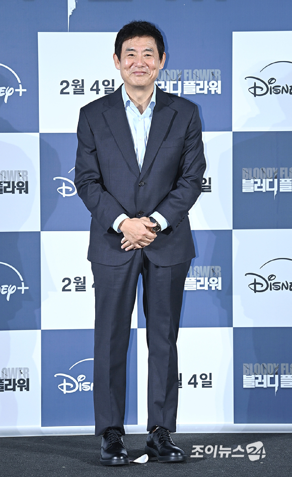 배우 성동일이 27일 서울 용산구 CGV 용산아이파크몰에서 열린 디즈니+ '블러디 플라워' 제작발표회에서 포즈를 취하고 있다. [사진=곽영래 기자]