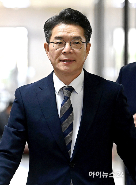 정원오 성동구청장이 18일 서울 여의도 국회에서 정청래 더불어민주당 대표와 비공개 면담을 위해 당대표실로 이동하고 있다. [사진=곽영래 기자]