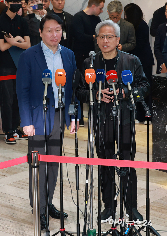 젠슨 황 엔비디아 최고경영자(CEO)가 8일 서울 종로구 SK서린빌딩에 방문해 최태원 SK그룹 회장(왼쪽)과 면담을 마치고 취재진과 질의 응답을 갖고 있다. [사진=정소희 기자]