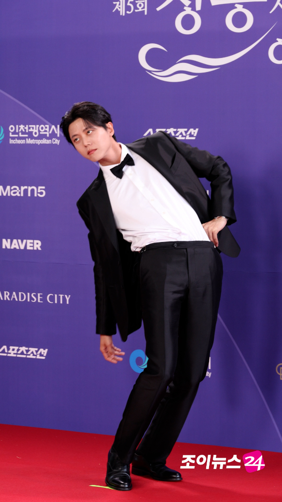 모델 주우재가 31일 오후 인천시 영종구 운서동 파라다이스시티에서 열린 제5회 청룡시리즈어워즈 레드카펫 행사에 참석하고 있다. [사진=문수지 기자]