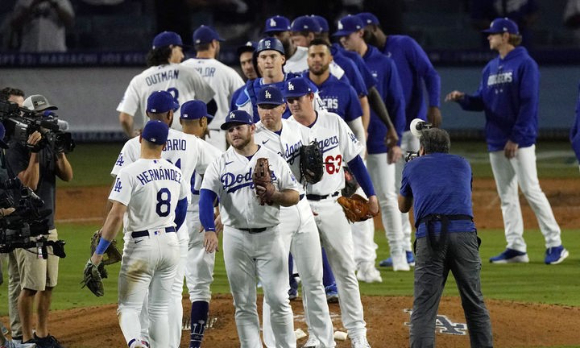LA 다저스 선수들이 13일(한국시간) 열린 샌디에이고와 홈 경기를 11-2로 승리한 뒤 서로를 격려하며 더그아웃으로 들어가고 있다. [사진=뉴시스]