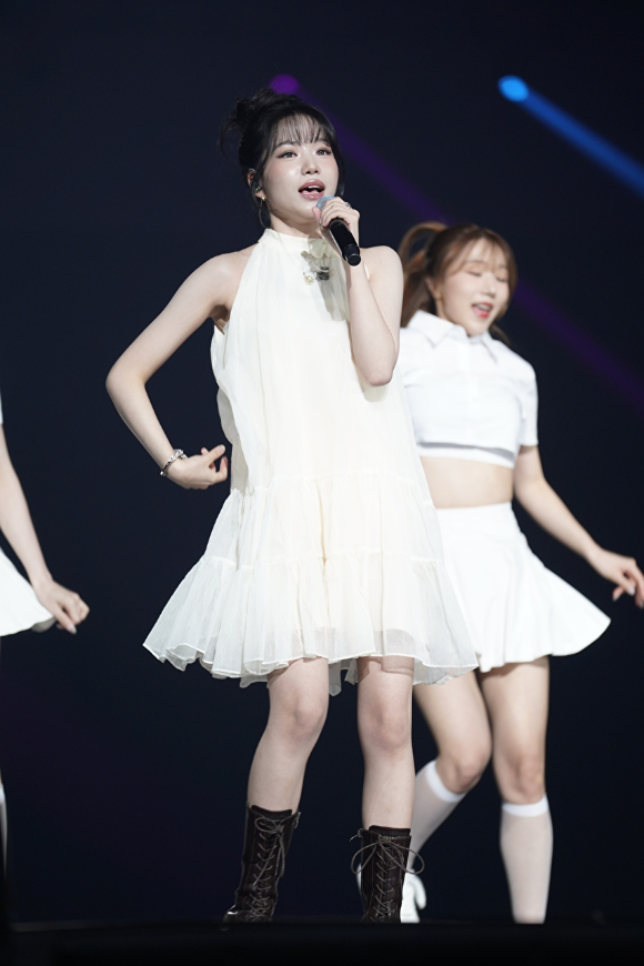 가수 조유리가 지난 9일 일본 지바현 마쿠하리 멧세에서 개최된 '케이콘 재팬 2025(KCON JAPAN 2025)' 엠카운트다운 무대에서 열띤 공연을 펼치고 있다. [사진=CJ ENM]
