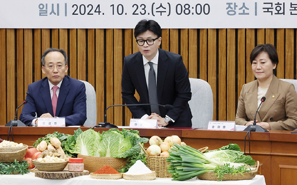 한동훈(가운데) 국민의힘 대표가 23일 오전 서울 여의도 국회에서 열린 김장재료 수급 안정방안 민당정 협의회에서 김장재료를 살펴보고 있다.  [사진=뉴시스]