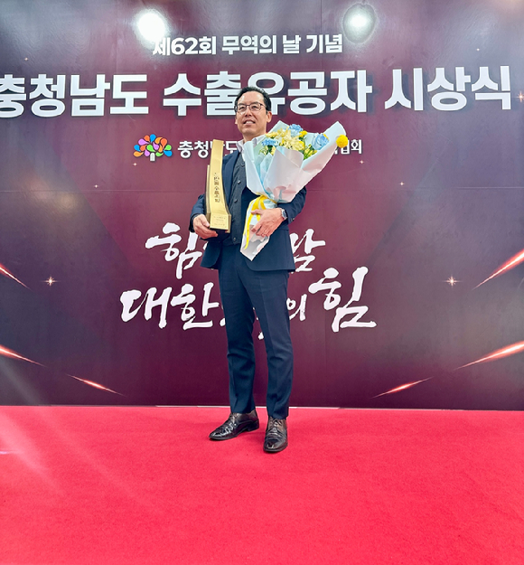 이창재 미래산업 대표이사가 9일 무역의날 기념식에서 1천만불탑 수상 이후 기념 촬영을 하고 있다. [사진=미래산업]