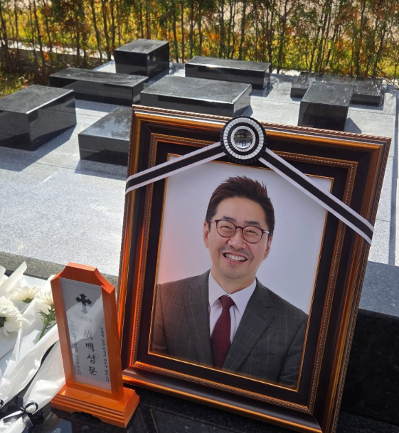 변호사 겸 방송인 백성문이 암 투병 끝에 별세했다. 사진은 故 백성문과 YTN 김선영 아나운서. [사진=YTN 김선영 아나운서]