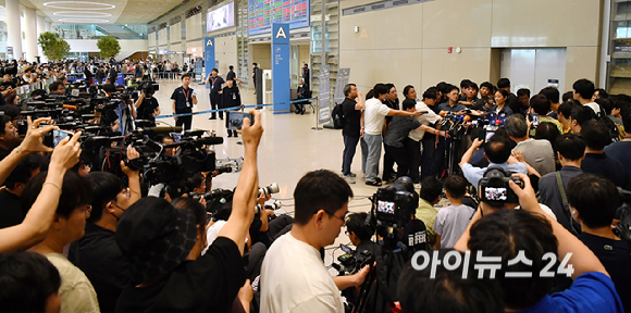 2024 파리 올림픽 배드민턴 여자 단식 금메달리스트 안세영이 7일 오후 인천국제공항을 통해 귀국했다.안세영이 인터뷰를 하고 있다. [사진=곽영래 기자]