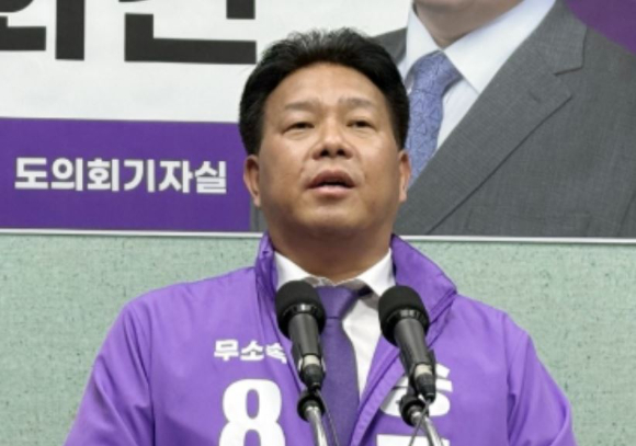 '6&middot;3 대선'에 기호 8번으로 출마했던 '전과 17범' 대선 후보 송진호 씨가 사기 혐의로 또 구속됐다. 사진은 송 씨. [사진=연합뉴스]