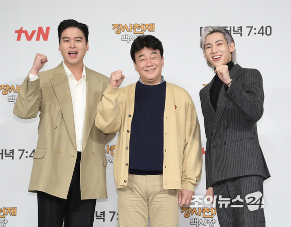 (왼쪽부터)가수 존박-권유리-이우형 PD-외식 사업가 겸 방송인 백종원-가수 뱀뱀-배우 이장우가 29일 오전 서울 마포구 도화동 서울가든호텔에서 열린 tvN 신규 예능 '장사천재 백사장' 제작발표회에 참석하고 있다. [사진=정소희 기자]