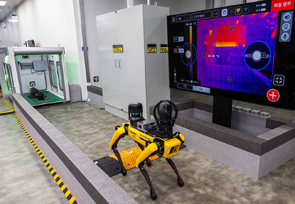 보스톤다이나믹스의 4족 보행 로봇 '스팟'이 공장의 설비 상태를 점검하는 모습. [사진=현대자동차그룹]