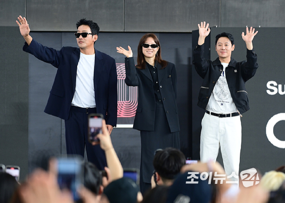 배우 공효진과 김동욱이 19일 오전 부산광역시 해운대구 우동 영화의 전당에서 열린 제30회 부산국제영화제(BIFF) '윗집 사람들' 오픈토크 행사에 참석하고 있다. [사진=정소희 기자]