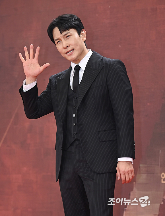 배우 김동완이 31일 오후 서울 여의도 KBS에서 열린 2025 KBS 연기대상&nbsp;레드카펫 포토월 행사에서 포즈를 취하고 있다. [사진=곽영래 기자]