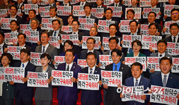 더불어민주당 정청래 대표, 김병기 원내대표 등 의원들이 14일 국회에서 한덕수 등 국무위원 내란공모 규탄 구호를 외치고 있다. [사진=곽영래 기자]