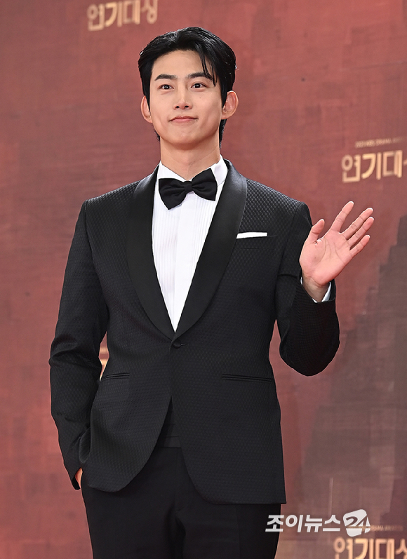 배우 옥택연이 31일 오후 서울 여의도 KBS에서 열린 2025 KBS 연기대상&nbsp;레드카펫 포토월 행사에서 포즈를 취하고 있다. [사진=곽영래 기자]
