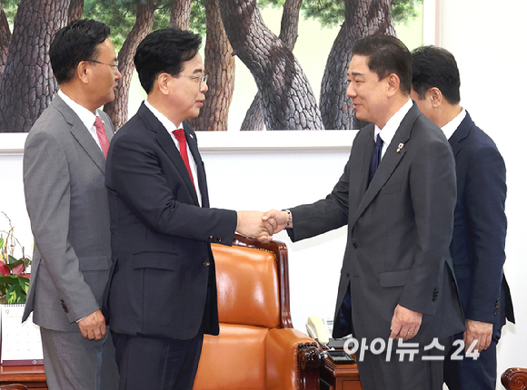 김병기 더불어민주당 원내대표와 송언석 국민의힘 원내대표가 10일 서울 여의도 국회에서 회동을 하고 있다. [사진=곽영래 기자]