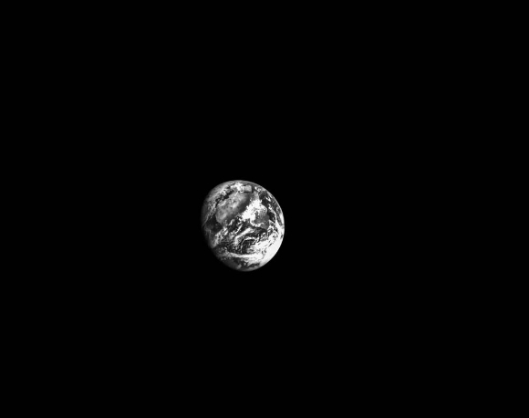 아르테미스I이 비행 이틀째인 18일 지구를 찍어 전송해 왔다. [사진=NASA]
