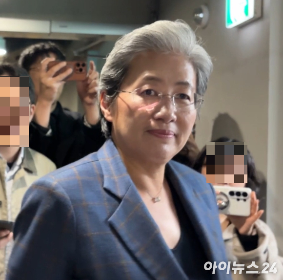 18일 경기 성남시 네이버 사옥을 방문한 리사 수 AMD 최고경영자(CEO)가 질문을 들으며 이동하고 있다. [사진=정유림 기자]