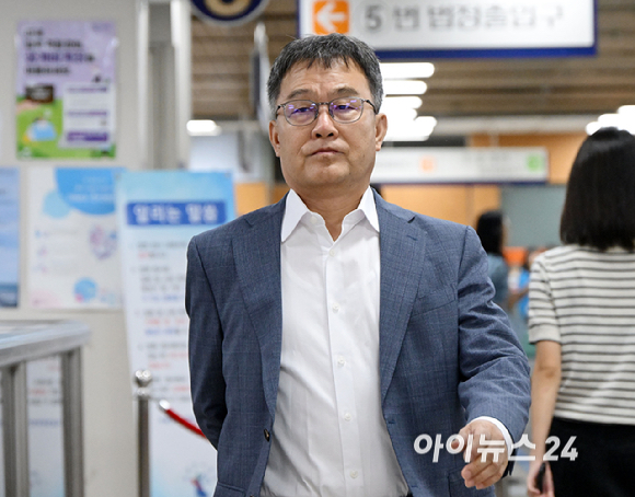 '대장동 개발 특혜 혐의'를 받는 화천대유자산관리 대주주 김만배 씨가21일 서울 서초구 서울중앙지법에 출석하고 있다. [사진=사진공동취재단 ]