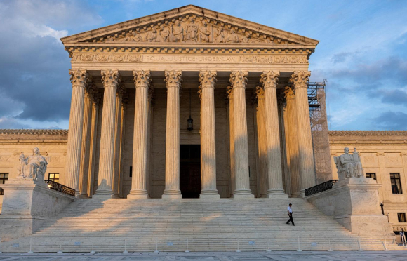 트럼프 대통령이 플로리다주에서 라틴계 지도자 모임에 참석해 기도하고 있다. [사진=AP/연합뉴스]