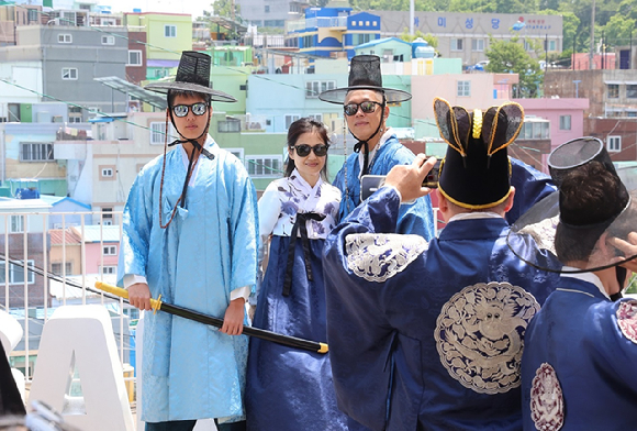 부산 사하구 감천마을을 찾은 외국인 관광객이 한복을 입고 기념 촬영을 하고 있다. [사진=연합뉴스]