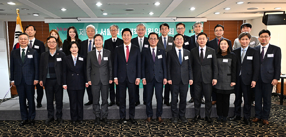 오세훈 서울시장이 24일 한국프레스센터 외신기자클럽에서 개최된 '제1차 서울혁신대학지원위원회 회의'에서 위원들과 기념 촬영을 하고 있다. [사진=서울시]