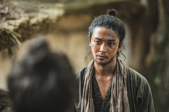 배우 로운이 디즈니+ 오리지널 '탁류'에서 열연하고 있다. [사진=월트디즈니 컴퍼니 코리아]