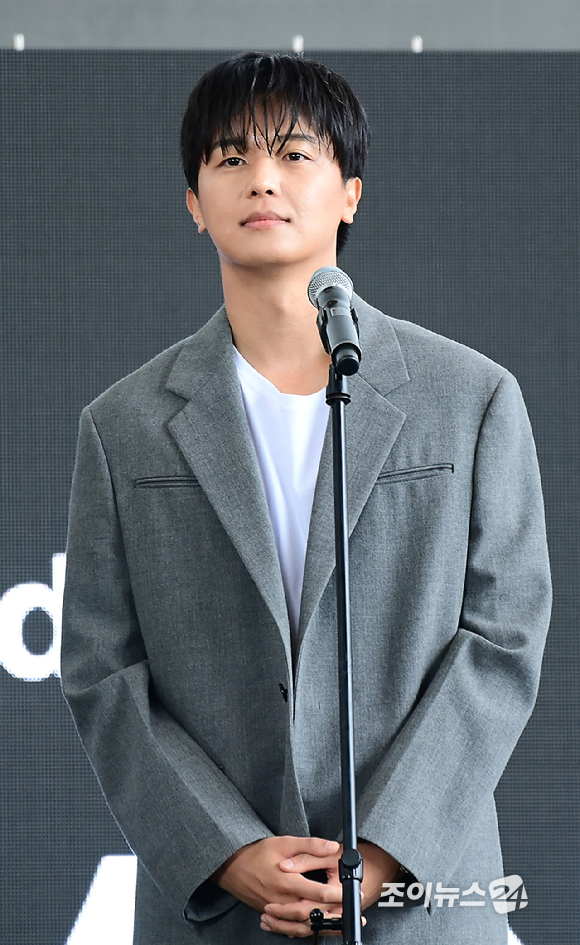 배우 연우진이 19일 오후 부산광역시 해운대구 우동 영화의 전당에서 열린 제30회 부산국제영화제(BIFF) '파과' 야외무대인사 행사에 참석하고 있다. [사진=정소희 기자]