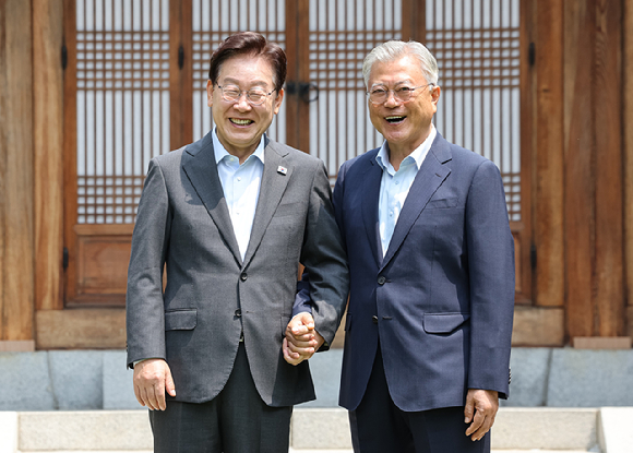 이재명 대통령과 문재인 전 대통령이 1일 청와대 상춘재에서 오찬에 앞서 기념 촬영을 하고 있다. 2026.7.1 [사진=연합뉴스]