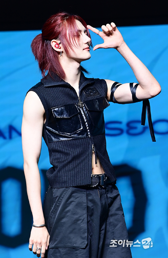 그룹 앰퍼샌드원 김승모가 12일 오후 서울 등촌동 스카이아트홀에서 열린 앰퍼샌드원(AMPERS&ONE) 미니 3집 '라우드 앤 프라우드' 발매 기념 쇼케이스에 참석하고 있다. [사진=정소희 기자]