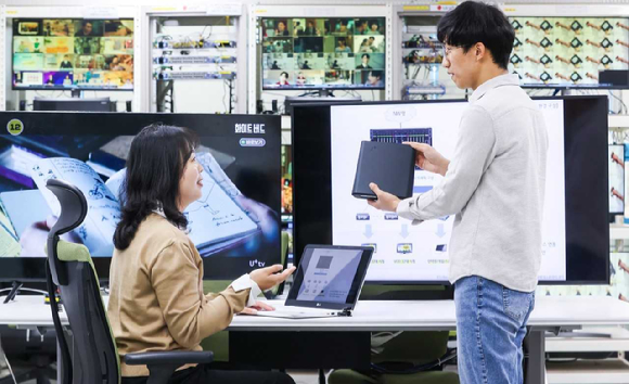 LG유플러스 직원들이 대전R&D센터에 위치한 NW연동 시험실에서 네트워크 장비와 와이파이7 공유기의 상호 작용을 모니터링하는 모습. [사진=LGU+]