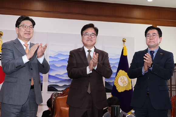 지난 22일 서울 종로구 동십자각 앞(왼쪽), 중구 세종대로(오른쪽)에서 각각 윤석열 탄핵 찬성·반대 집회가 열리고 있다. [사진=연합뉴스]