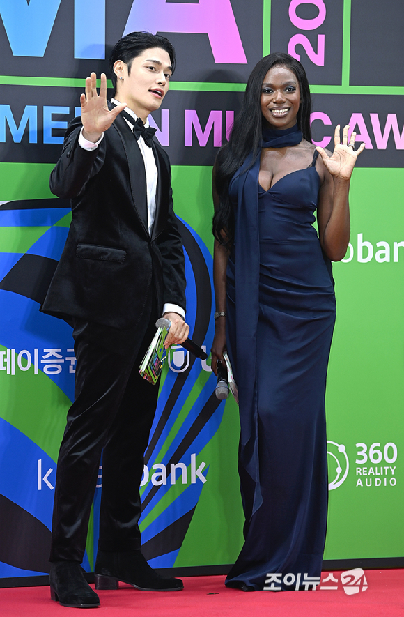 모델 정혁, 안무가 카니가 20일 서울 구로구 고척돔에서 열린 '2025 멜론뮤직어워드(MMA2025)' 레드카펫에서 포즈를 취하고 있다. [사진=곽영래 기자]