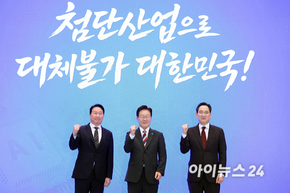 이재명 대통령과 이재용 삼성전자 회장, 최태원 SK그룹 회장이 29일 청와대에서 열린 3대 메가프로젝트 국민보고회에서 기업 투자계획 발표 후 기념촬영을 하고 있다. 2026.6.29 [사진=청와대통신사진기자단]