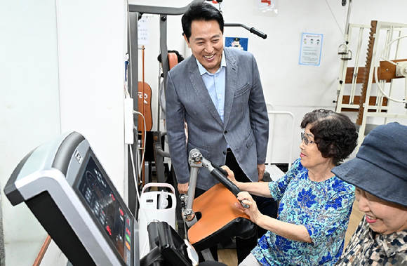 오세훈 서울시장이 6일 시립서대문노인종합복지관을 찾아 어르신들과 인사를 나누고 있다. [사진=서울시]