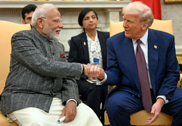 도널드 트럼프 미국 대통령이 지난해 10월 12일(현지시간) 중동 방문을 위해 워싱턴DC 인근의 앤드루스 공군기지에서 에어포스원(대통령 전용기)에 탑승하고 있다. [사진=로이터/연합뉴스]