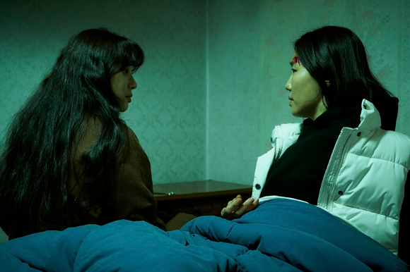 배우 정려원이 영화 '하얀 차를 탄 여자'에서 열연하고 있다. [사진=㈜바이포엠스튜디오]