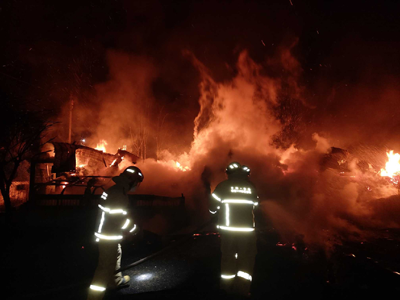 지난 25일 호우 7시50분쯤 강릉시 왕산면 주택에서 불이 나 인근 야산으로 번졌다. [사진=강릉 소방서]
