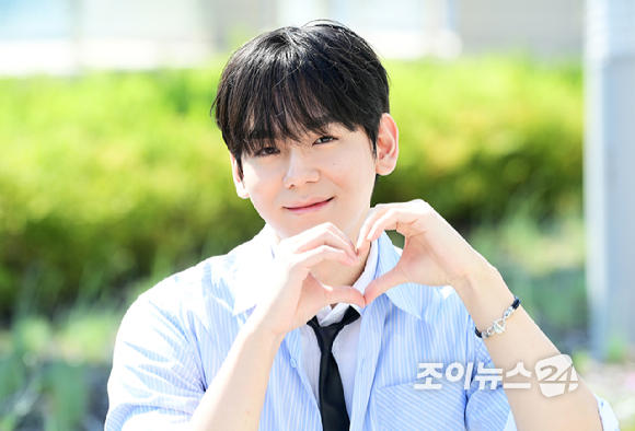 인기리에 종영한 드라마 '닥터신'에서 신주신 역을 연기한 배우 정이찬이 서울 영등포구 조이뉴스24에서 진행된 인터뷰에 앞서 포즈를 취하고 있다. [사진=정소희 기자]