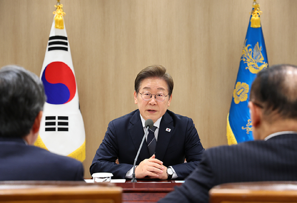 이재명 대통령이 지난 13일 용산 대통령실에서 이스라엘의 이란 공습관련 경제안보 긴급 점검회의를 하고 있다. 2025.6.13 [사진=연합뉴스]
