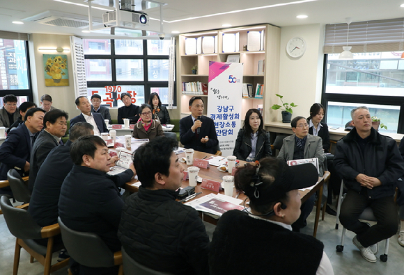 강남구가 민생경제에 활력을 불어넣기 위해 2475억원 규모의 정책 자금을 투입한다. 사진은 지난해 4월 도곡시장에서 열린 '경제활성화 간담회'에서 발언하고 있는 조성명 강남구청장의 모습. [사진=강남구]