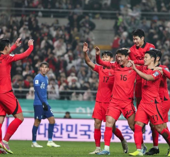 16일 오후 서울월드컵경기장에서 열린 대한민국과 싱가포르의 2026 월드컵 아시아지역 2차 예선 C조 조별리그 1차전이 5-0 대한민국의 승리로 끝났다. 팬들에게 인사하는 이강인. [사진=정소희 기자]