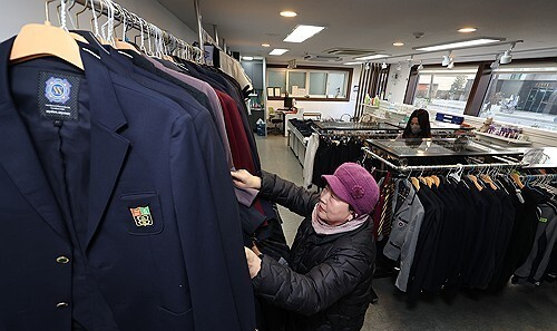 정부가 교복비 논란에 대응해 제도 전반에 대한 점검에 나서면서 교복업계에 긴장감이 감돌고 있다. [사진=연합뉴스]