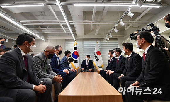 윤석열 국민의힘 대선 후보가 12일 오전 서울 여의도 중앙당사에서 존 오소프 미 상원의원과 대니얼 크리튼브링크 미국 국무부 동아시아·태평양 담당 차관보를 접견해 발언을 하고 있다. [사진=김성진 기자]