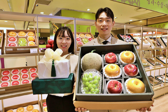 모델들이 롯데백화점 본점 지하 1층 식품관에서 추석 청과 기프트를 소개하고 있다. [사진=롯데백화점]