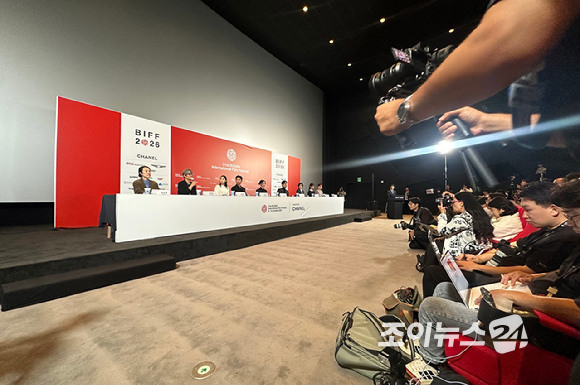 6일 부산 해운대구 영화의전당 중극장에서 열린 제31회 부산국제영화제 개막작 '낮과 밤은 서로에게' 기자회견에서 (왼쪽부터)김종관 감독-배우 김민하-주종혁-한선화-장률-심은경-전소영-김동휘가 포토타임을 갖고 있다. [사진=정소희 기자]