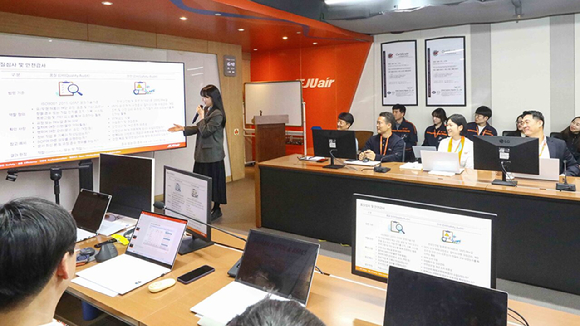 지난 3월 31일 서울시 강서구 제주항공 서울지사에서 개최된 '2026년 전사 품질보증 워크숍'에서 제주항공 운항&middot;정비&middot;객실 등의 품질심사자 및 실무담당자가 주요 개선 과제와 적용 사례에 대해 의견을 나누고 있다. [사진=제주항공]
