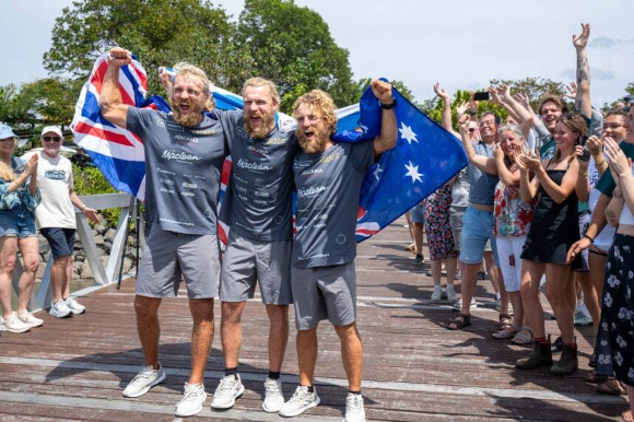  제이미&middot;이완&middot;라클란(왼쪽부터) 맥클린 3형제가 30일(현지시간) 호주 북부 도시 케언스에 도착한 뒤 기뻐하고 있다. 이들은 마다가스카르 깨끗한 식수 프로젝트 기금 마련을 위해 페루에서 호주까지 140일 동안 무기항&middot;무지원 태평양 회단 최단 시간 신기록을 세웠다. [케언스 EPA=연합뉴스]